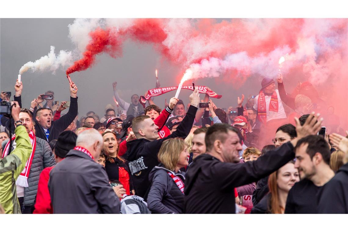 Fans von Energie Cottbus feiern den Aufstieg in die 2. Fußball-Bundesliga.