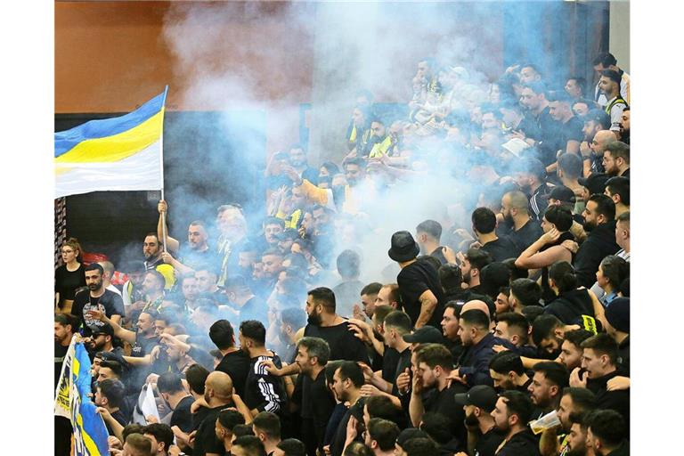 Fans von Fenerbahce Istanbul im 2024 in der Stuttgarter Scharrena.