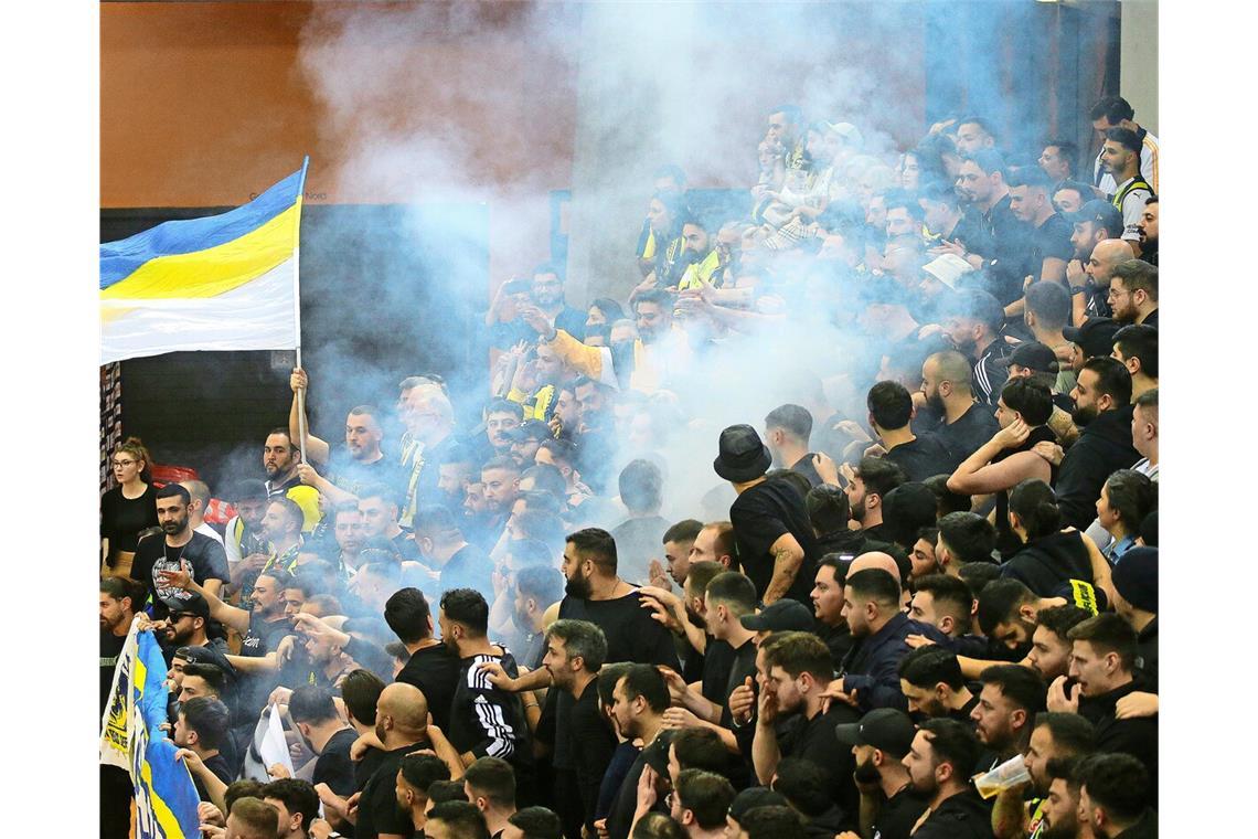 Fans von Fenerbahce Istanbul im 2024 in der Stuttgarter Scharrena.