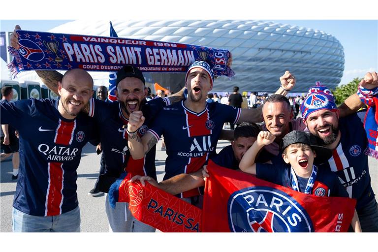 Fans von Paris feiern vor dem Spiel am Stadion.