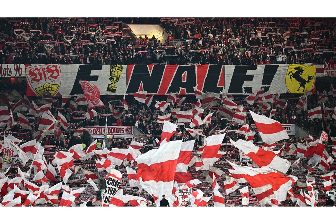 Bilder des Tages Fans von Stuttgart feuern ihre Mannschaft beim Spiel gegen Leipzig im DFB-Pokal an.