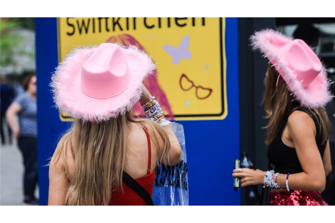 Fans vor dem ersten Konzert von Taylor Swift in Gelsenkirchen (Archivbild).
