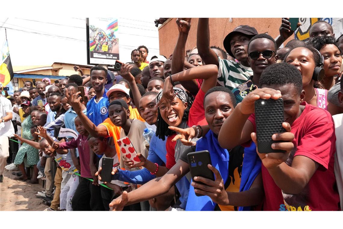 Revanche in Ruanda: Pogacar nach Soloritt wieder Weltmeister Fans während der WM in Ruanda.