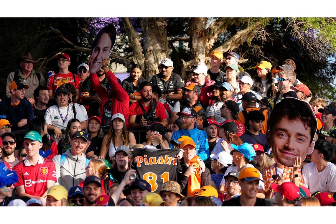 Bilder des Tages Fans warten auf die Ankunft der Fahrer vor dem Großen Preis von Australien im Albert Park in Melbourne.