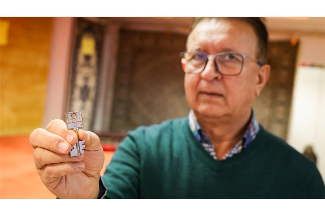 Faqir Malyar mit seinem Schließfachschlüssel - das Geld darin ist weg.