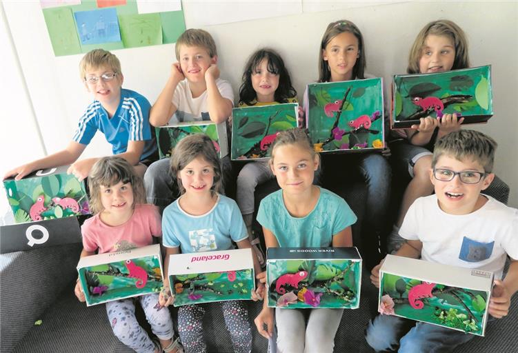 Farbenfrohe Dschungellandschaften und ihre strahlenden Erschaffer. Foto: privat