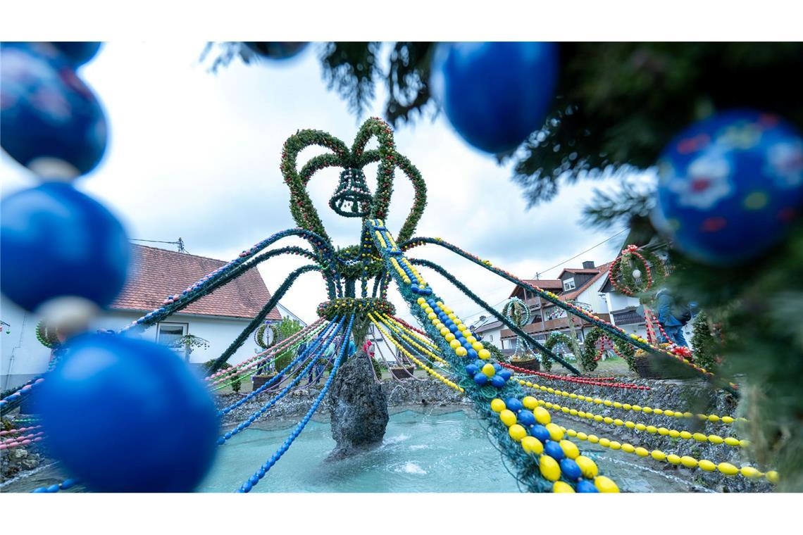 Bilder des Tages Farbenpracht und Handwerkskunst: Der Osterbrunnen in Bieberbach