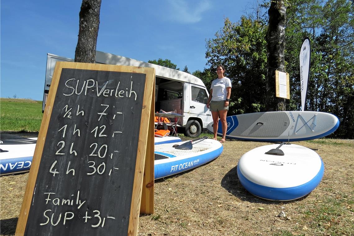 Im Stand-up-Paddling-Eldorado Farina Köstler an der Ausleihstation. Sonntags sind die SUPs schnell vergeben.