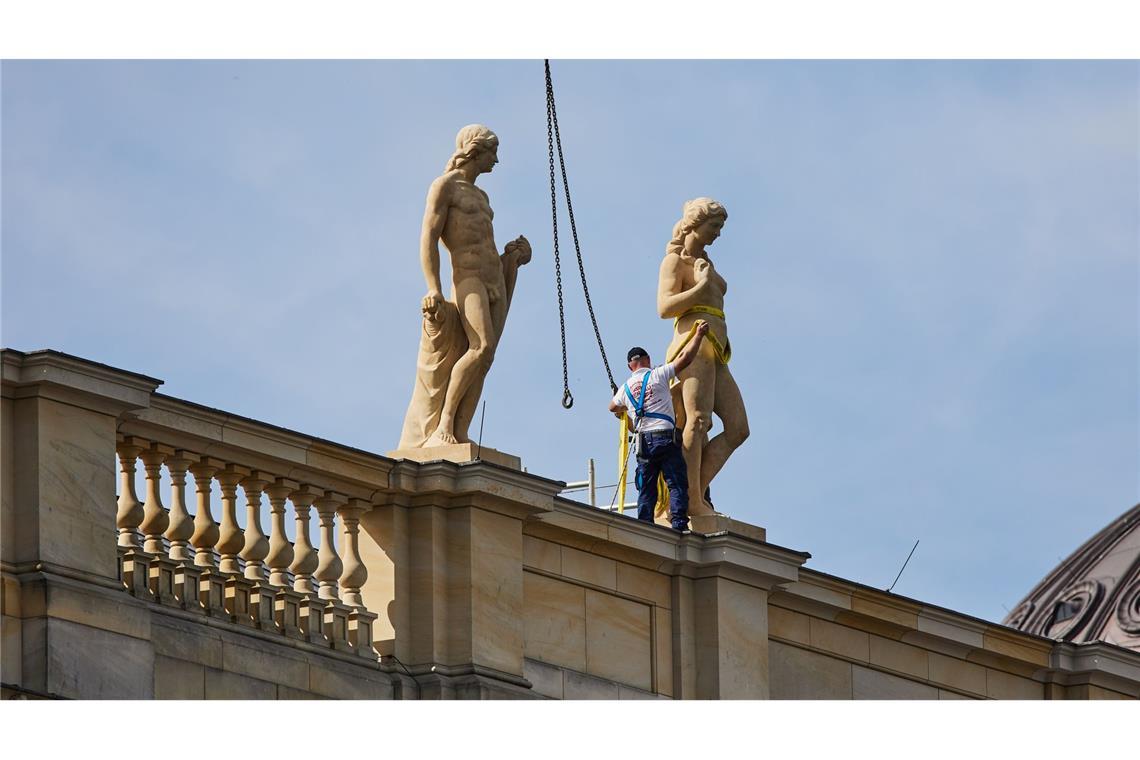 Bilder des Tages Fassadenerneuerung des Humboldt Forums mit 19 Balustradenfiguren