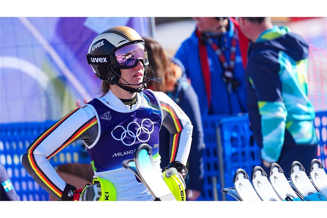 Fassungslos im Zielbereich: Lena Dürr war im Slalom auf Medaillenkurs, dann fädelte sie am ersten Tor ein.