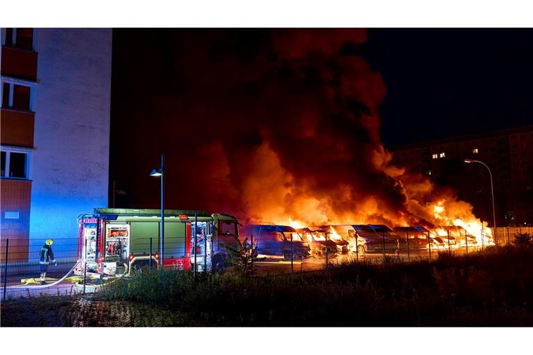 Fast 100 Einsatzkräfte sind bei der Brandbekämpfung zum Einsatz gekommen.