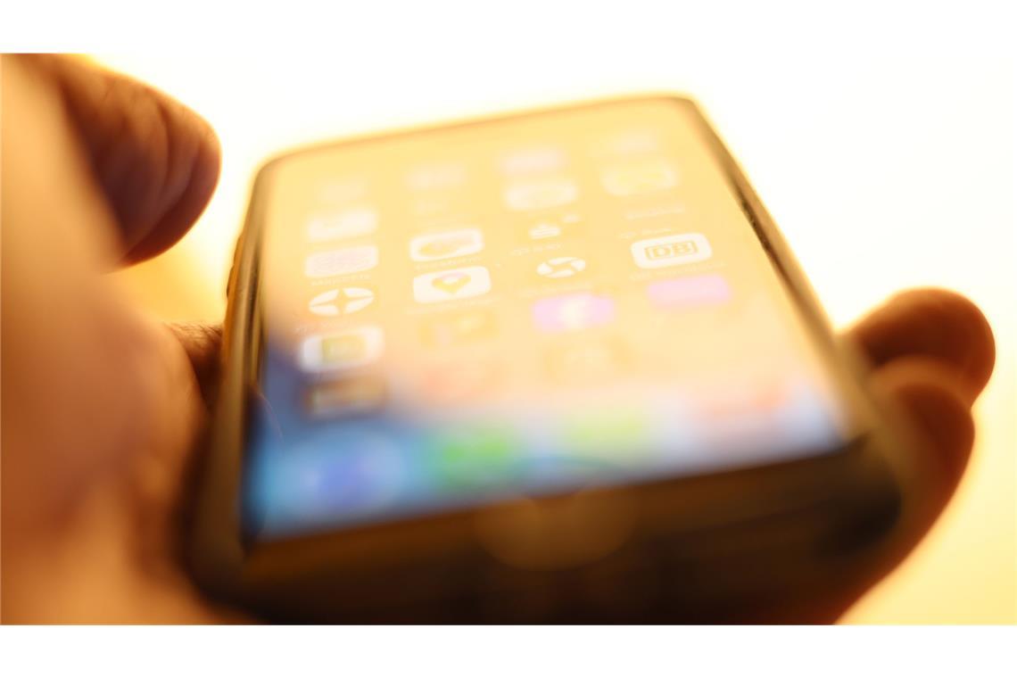 Deutsche verbringen im Schnitt 72 Stunden pro Woche im Internet Fast 26 Stunden pro Woche surfen die Menschen in Deutschland mit dem Smartphone im Internet (Symbolbild).