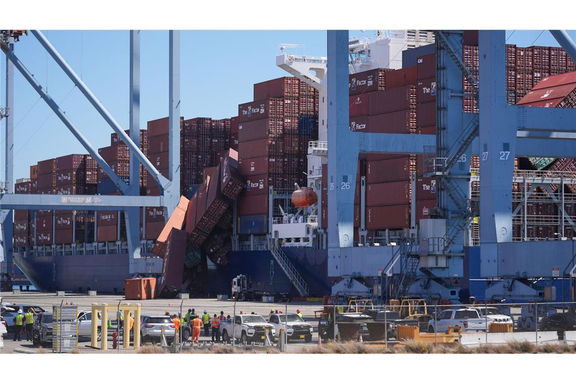Fast 70 Container stürzten ins Wasser.
