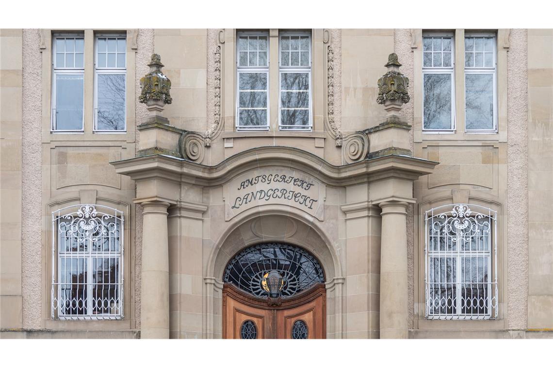 Kalaschnikow verkauft? Waffenhändler vor Gericht Fast ein Jahr nach dem Waffenfund hat der Prozess gegen einen mutmaßlichen „Reichsbürger“-Händler begonnen (Symbolfoto).