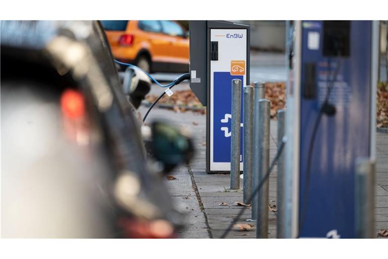 Fast jede zweite Kommune in Deutschland bietet keine öffentlich zugänglichen Ladestationen für E-Autos. (Symbolbild)
