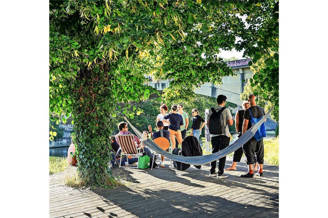 Fast wie in einem Werbefilm: „After Work“ auf der Neckarinsel in Stuttgart – direkt neben der Schleuse.