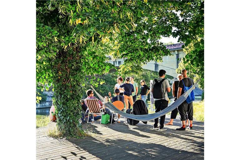 Fast wie in einem Werbefilm: „After Work“ auf der Neckarinsel in Stuttgart – direkt neben der Schleuse.