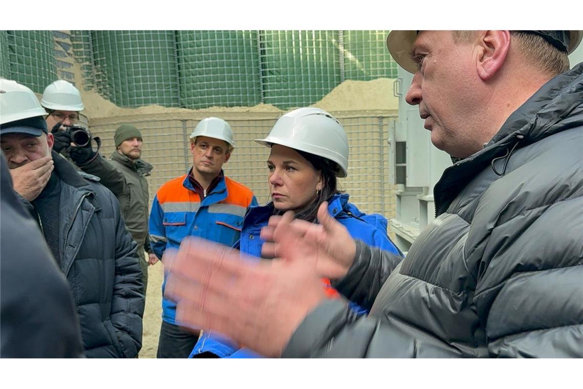 Baerbock in Kiew: 200 Millionen Euro Zusatz-Winterhilfe Fast zwei Drittel der Energieinfrastruktur der Ukraine seien mittlerweile zerstört, Strom und Wärme fehlten, sagte Baerbock bei ihrem Besuch