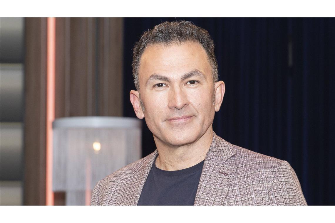 Fatih Çevikkollu kommt mit seinem Programm   „KI – Kritische Intelligenz“ ins Renitenz.