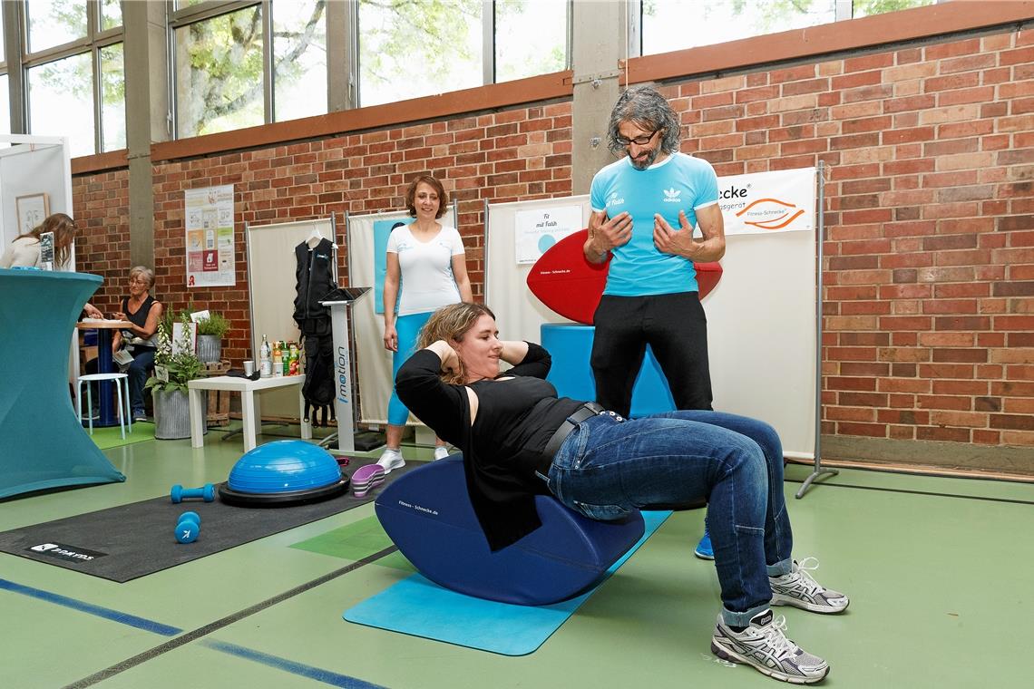 Fatih Terzi zeigt, wie sich die Fitnessschnecke beim Bauchmuskeltraining einsetzen lässt.