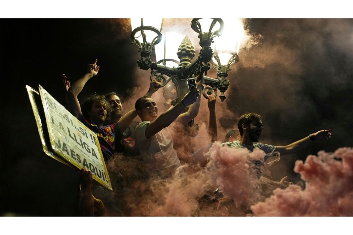 Bilder des Tages FC Barcelona-Fans feiern auf der Straße, nachdem ihre Mannschaft die spanische Fußballliga gewonnen hat.
