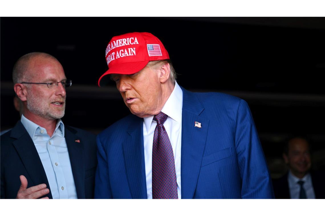 FCC-Chef Brendan Carr (l) ist ein Vertrauter von US-Präsident Donald Trump. (Archivbild)