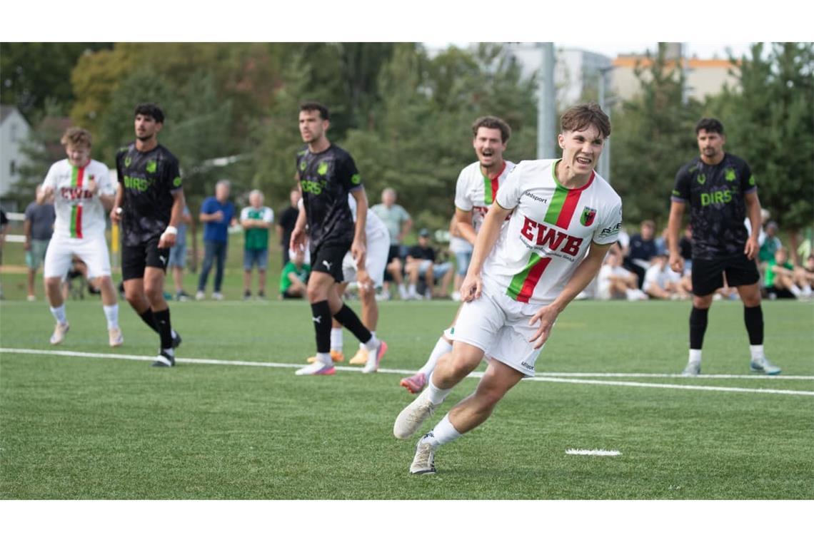 FCE-Kicker Marcel Sichwardt (vorne) lässt sich nach seinem verwandelten Foulelfmeter zum 2:1 von den Teamkollegen feiern.