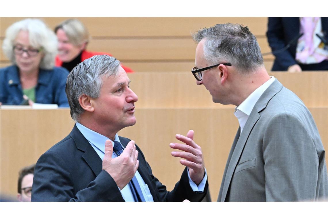 Landespolitiker reagieren auf Ampel-Aus FDP-Landeschef Hans-Ulrich Rülke im Gespräch mit Grünen-Fraktionschef Andreas Schwarz.