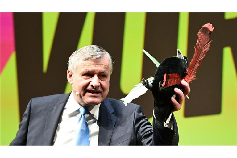 FDP-Landeschef Hans-Ulrich Rülke mit dem Plüschvogel