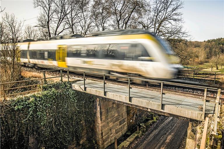 Fehlende Anschlüsse und nicht genügend Kapazitäten für Fahrgäste sind zwei Probleme auf der Murrbahnstrecke. Archivbild: A. Becher