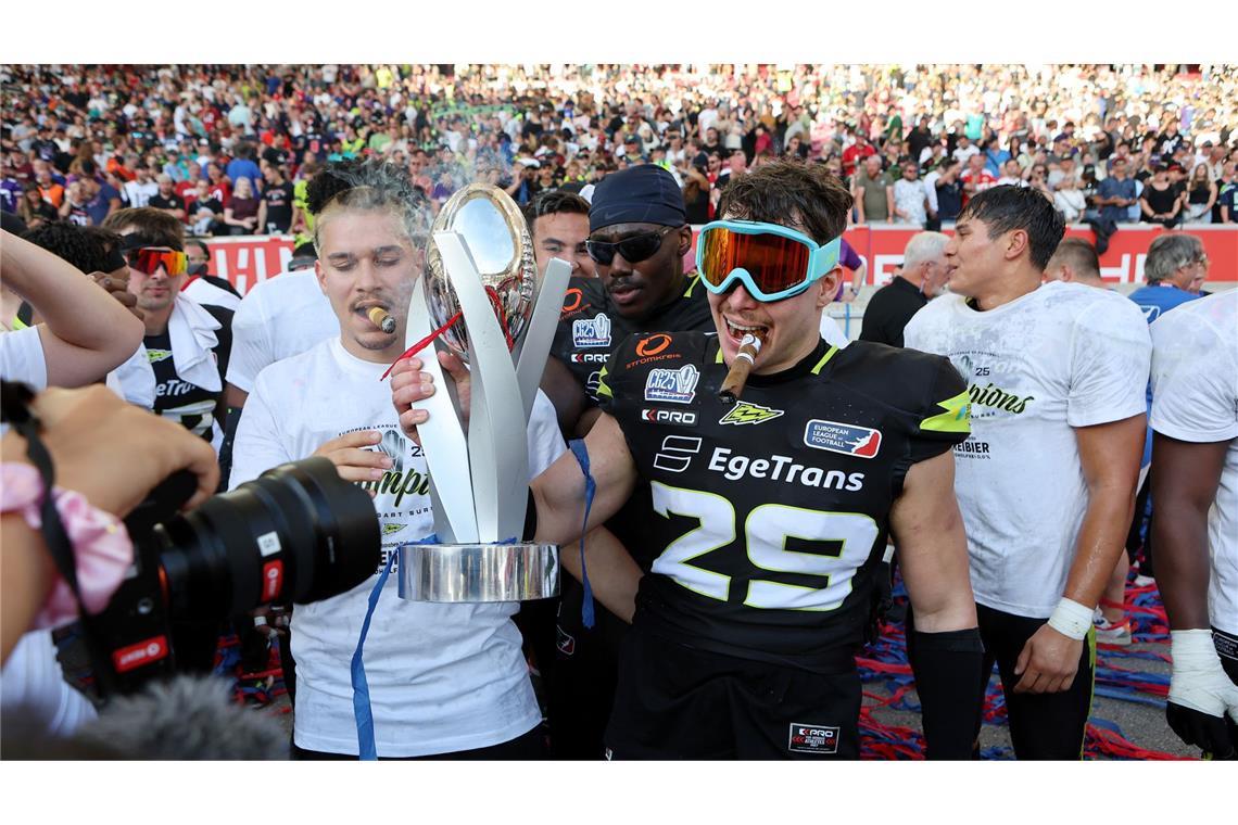 Feier mit Skibrille, Zigarre und Pokal: Julian Mayorga
