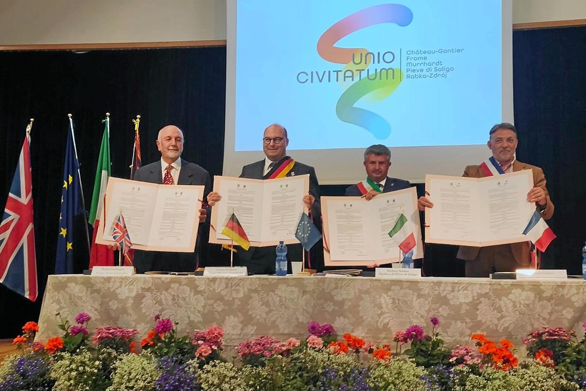 Der Fünferbund feiert sich und Europa Feierlicher Moment (von links): Partnerschaftsbeauftragter Philip Campagna (Frome), Bürgermeister Armin Mößner (Murrhardt), Bürgermeister Stefano Soldan (Pieve di Soligo) und stellvertretender Bürgermeister Vincent Saulnier (Château-Gontier-sur-Mayenne) präsentieren die unterzeichneten Urkunden. Fotos: Stadtverwaltung Murrhardt
