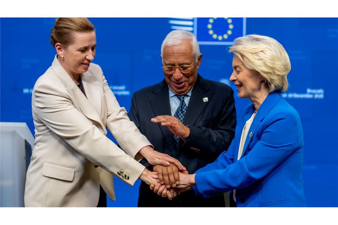 Feiern den Kompromiss: Dänemarks Regierungschefin Mette Frederiksen, EU-Ratspräsident António Costa und Kommissionschefin Ursula von der Leyen.
