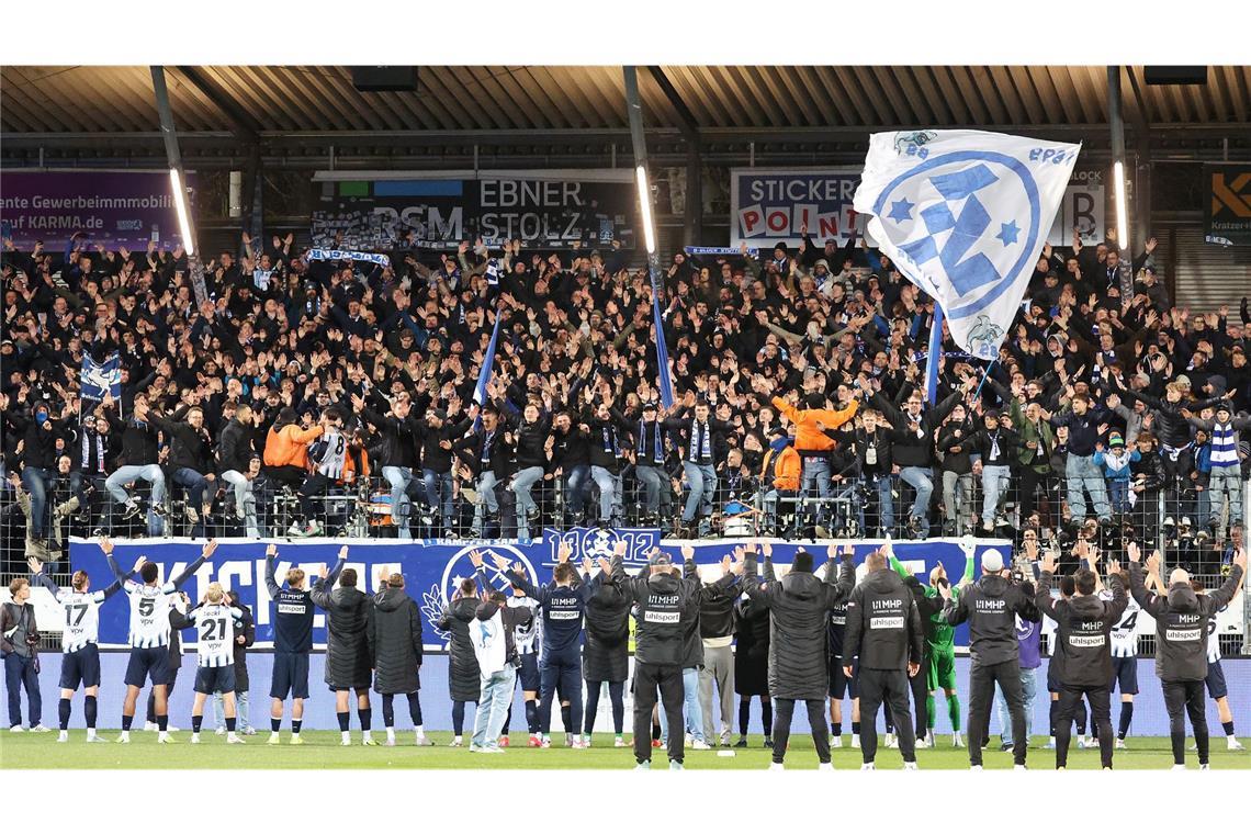 Feiertag im Gazi-Stadion: Die Kickers-Spieler jubeln ausgelassen mit ihren Fans.