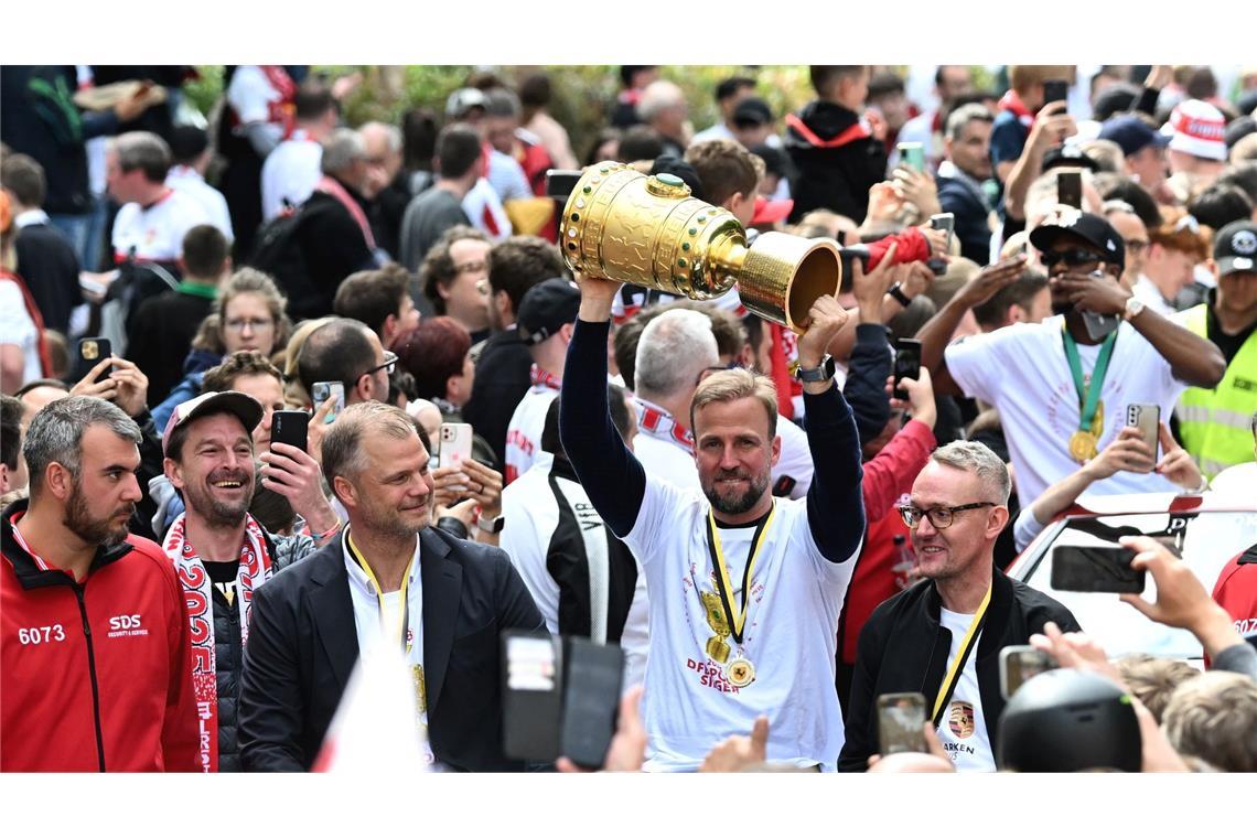 Feierten 2025 den DFB-Pokalsieg: Stuttgarts Erfolgstrio Wohlgemuth, Hoeneß und Wehrle (v.l.-r). (Archivbild)