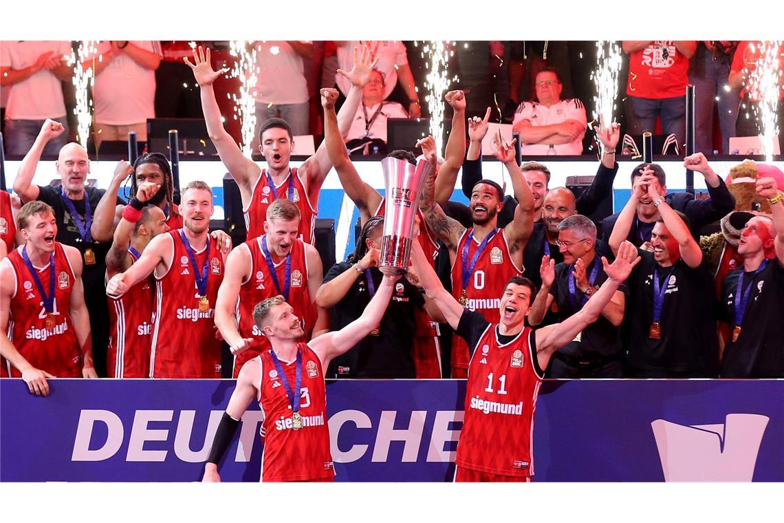 Feierten die Meisterschaft 2025: Bayerns-Profis um Andreas Obst. (Archivbild)