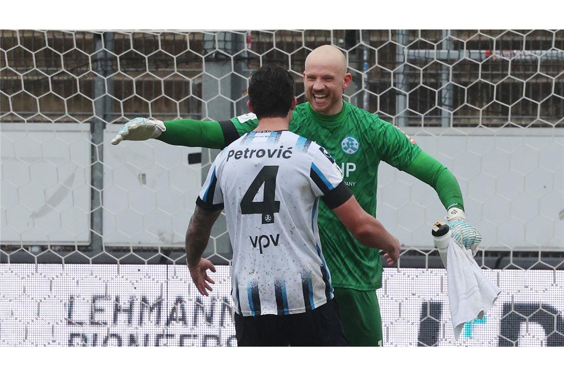 Felix Dornebusch feierte ein fantastisches Comeback – Milan Petrovic gratuliert dem Kickers-Keeper.