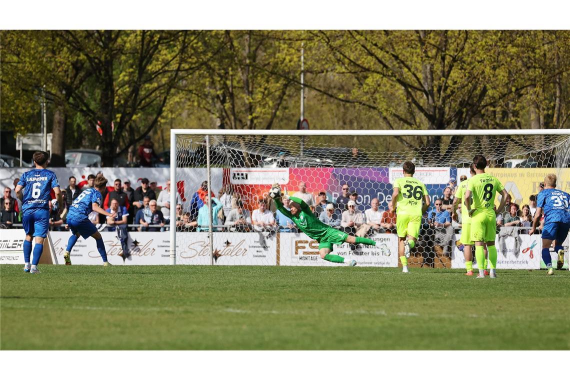 Felix Dornebusch hält den Elfmeter gegen Nicklas Shipnoski.