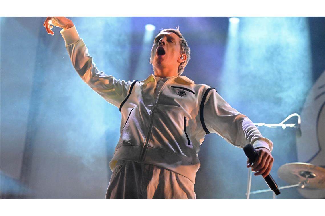 Campino kontra Landrat - Musikfestival in Jamel gegen rechts Felix Kummer von Kraftklub sorgt für Stimmung.