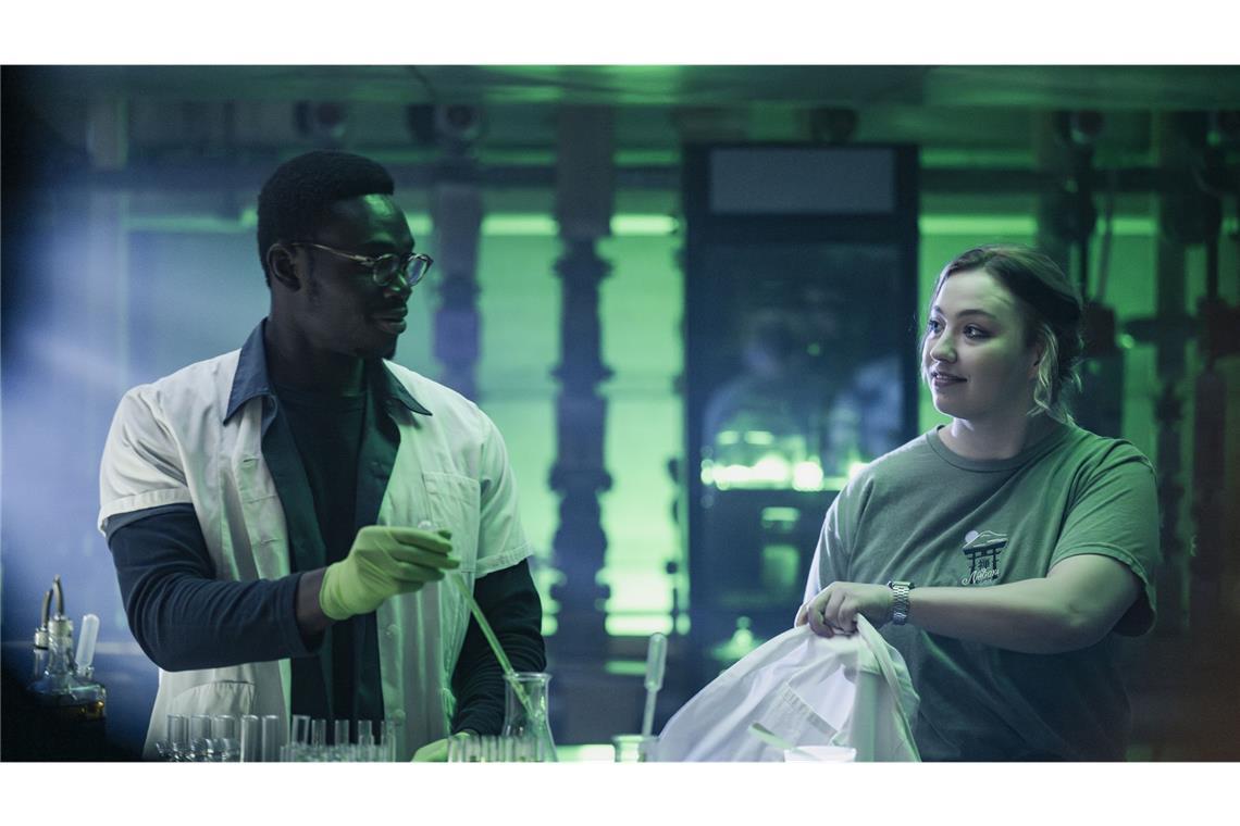 Wie war „Fiderallala“, der neue „Tatort“ aus Münster? Felix Schneider (Bless Amada, l.) hat bereits ungeduldig auf Kim Moser (Bineta Hansen, r.) gewartet, damit sie ihn an der Bar unterstützt.