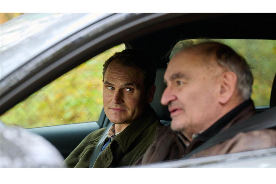 Felix Voss (Fabian Hinrichs) braucht einen Fahrer. Fred Kramer (Sigi Zimmerschied) übernimmt kurzfristig den Job.
