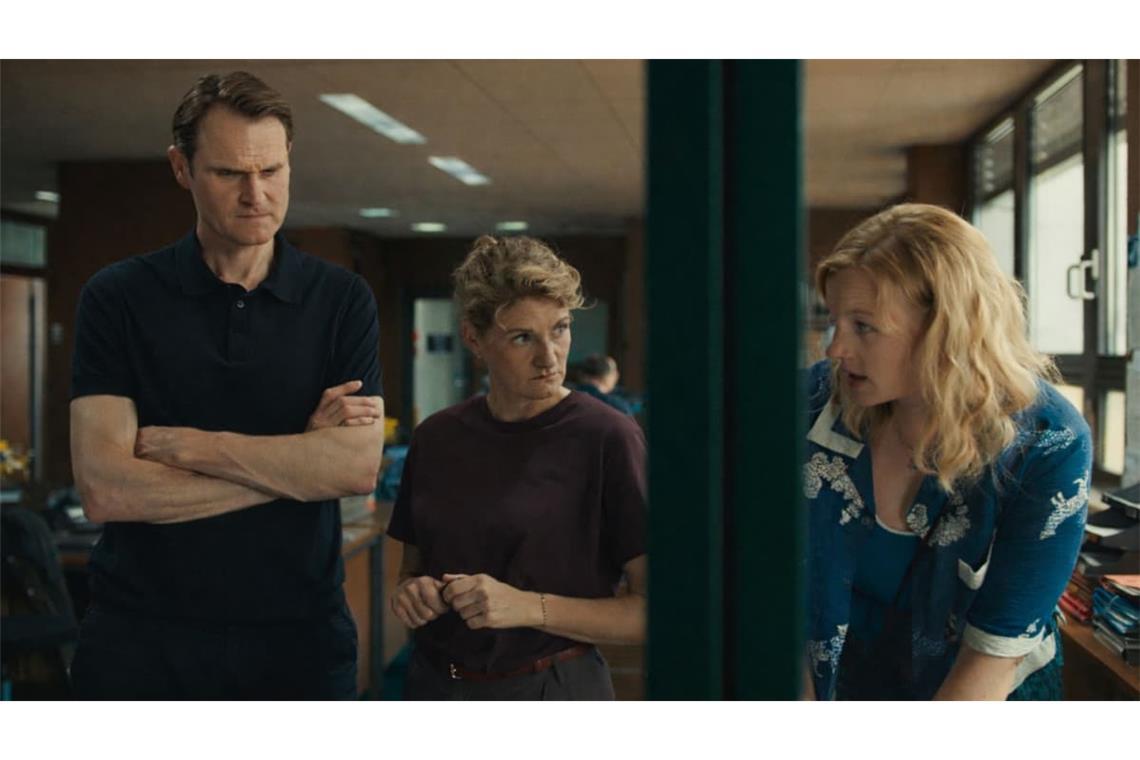 Felix Voss (Fabian Hinrichs), Wanda Goldwasser (Eli Wasserscheid) und Emmy Rathgeber (Rosalie Thomass) tauschen sich über mögliche Tatverdächtige aus (v.li.).
