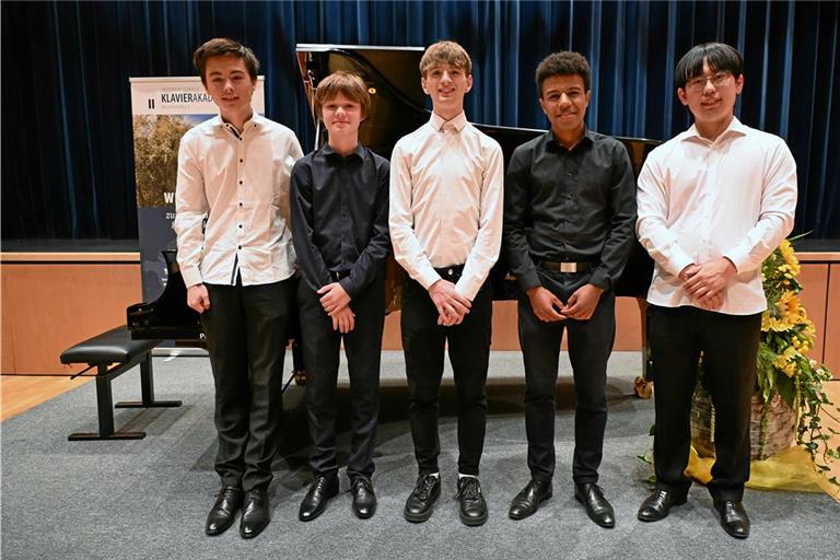 Felix Wu, Vadim Nikitin, Sándor Attila Kun, Charles Kayser und Daehwan Kim (von links) gestalteten das erste Konzert. Foto: Elisabeth Klaper