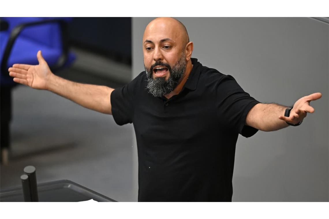 Ferat Kocak (Die Linke) spricht im Plenarsaal im Bundestag.