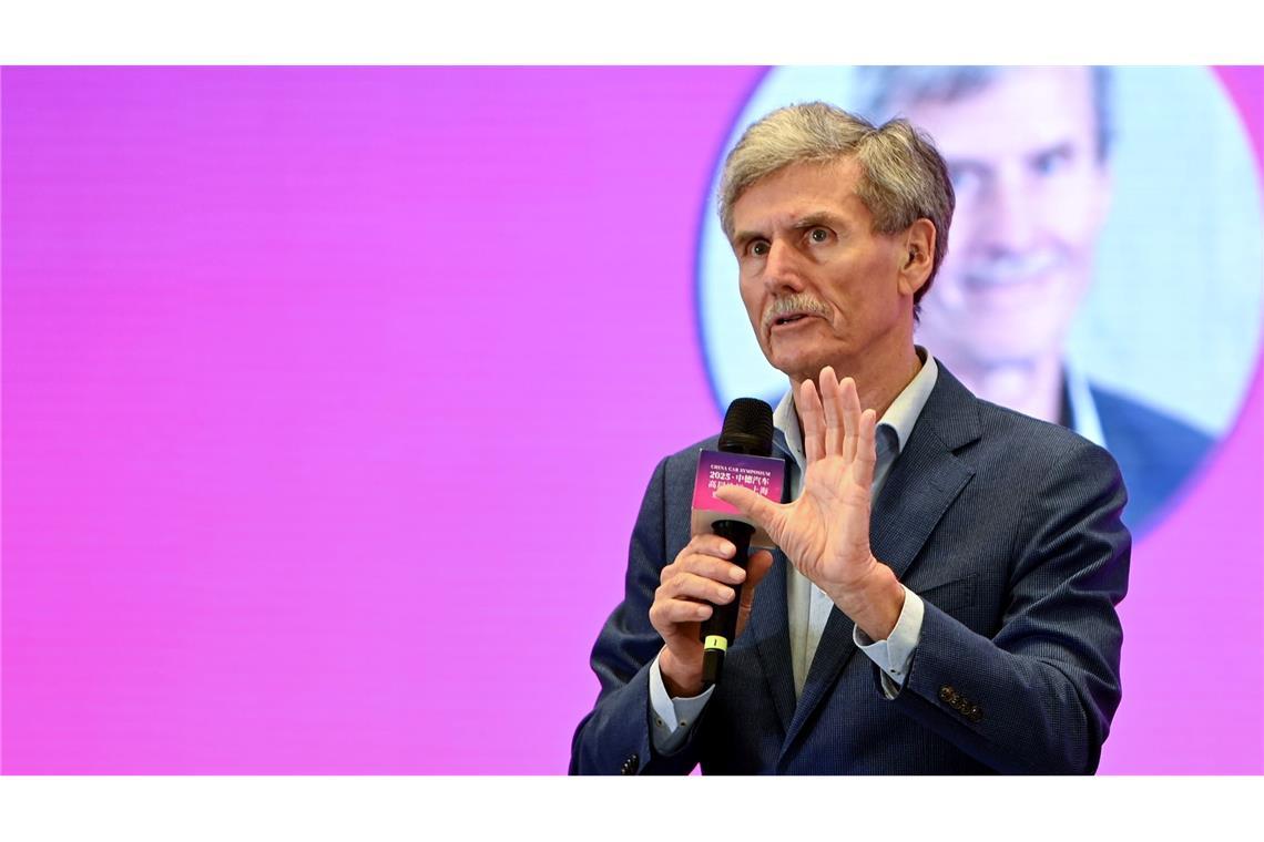 Ferdinand Dudenhöffer sieht die neue Elektroautoprämie kritisch. (Archivbild)