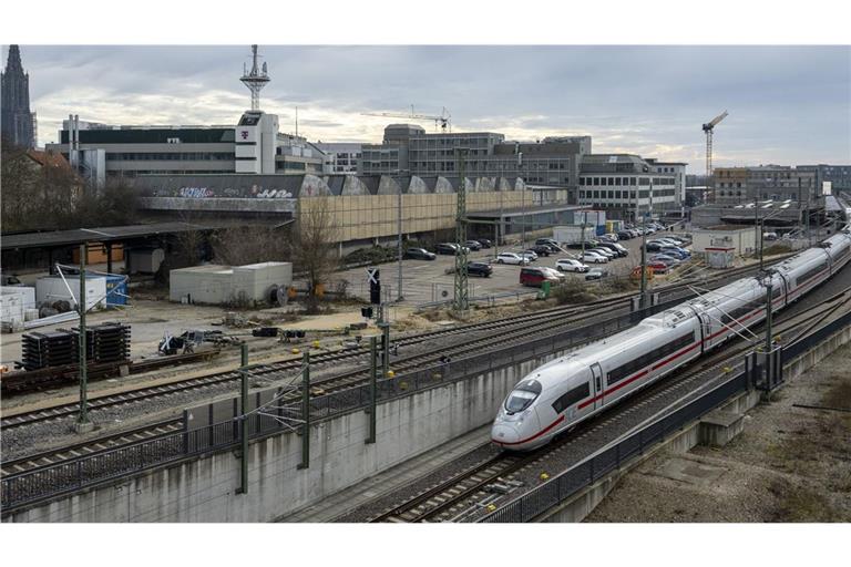 Fernverkehrszüge fahren den Ulmer  Bahnhof zwischen dem 13. und 19. Januar 2026 nicht an.