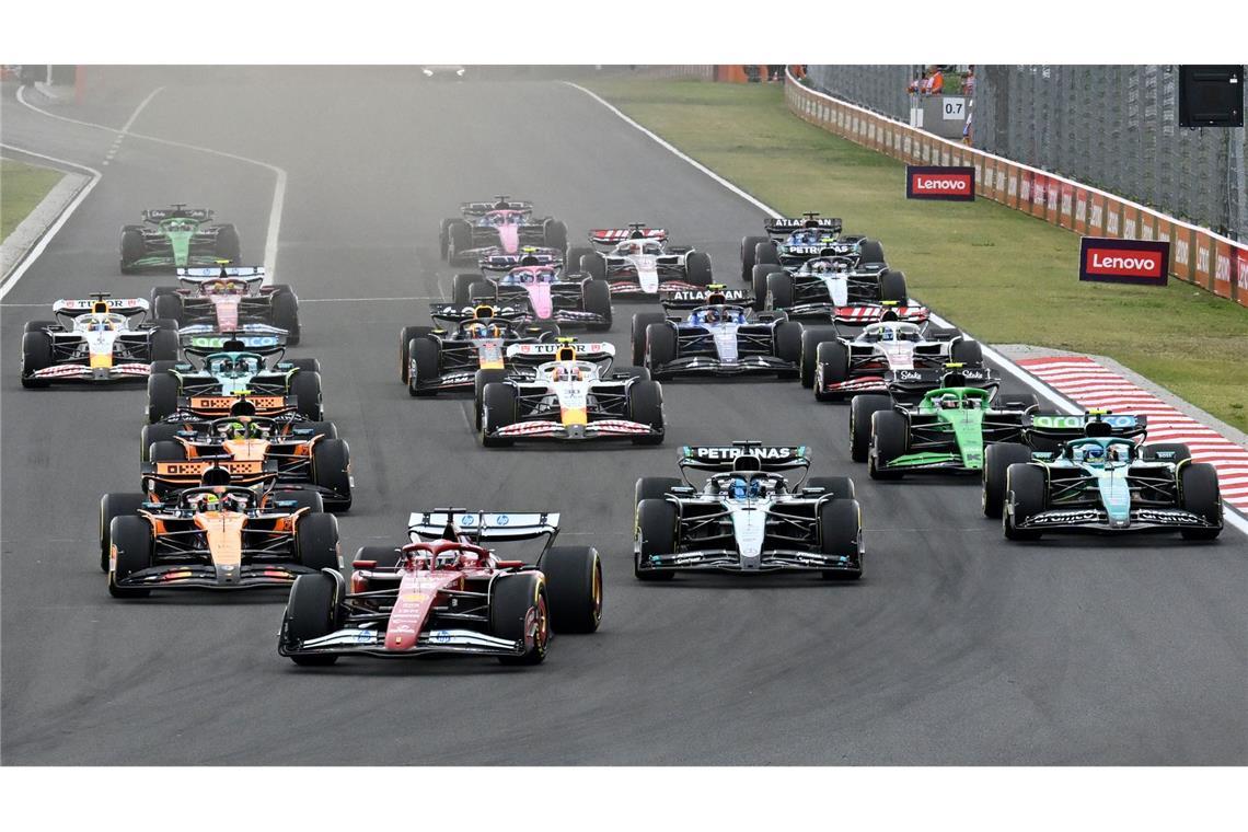 Norris-Poker geht auf: 200. Formel-1-Sieg für McLaren Ferrari-Star Charles Leclerc (M) lag lange vorn, verpasste aber am Ende noch das Podium.