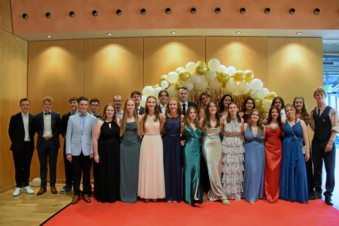 Pandemie und Prüfungen gemeistert Festliche Garderobe zu einem festlichen Anlass: die Abiturientinnen und Abiturienten in der Murrhardter Festhalle bei ihrem Abschluss. Foto: Elisabeth Klaper