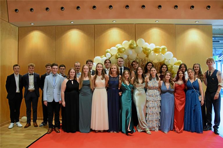 Festliche Garderobe zu einem festlichen Anlass: die Abiturientinnen und Abiturienten in der Murrhardter Festhalle bei ihrem Abschluss. Foto: Elisabeth Klaper