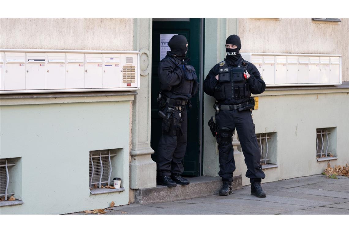 Mutmaßliche Rechtsterroristen wollten Gebiete "erobern" Festnahmen bei Razzia gegen Rechtsterroristen.